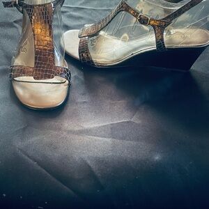 Liz Claiborne Croc-Embossed Brown Wedges